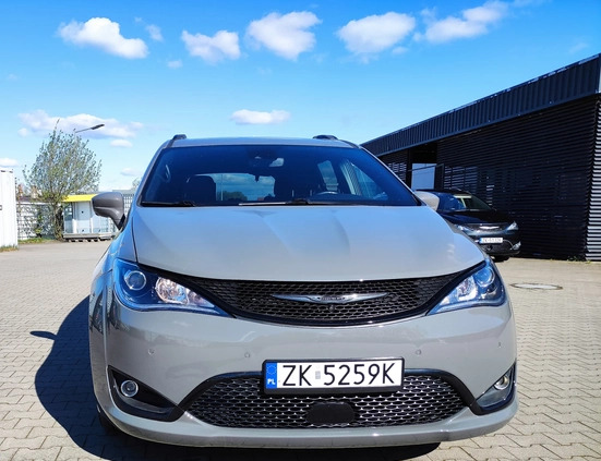 Chrysler Pacifica cena 137900 przebieg: 100000, rok produkcji 2020 z Koszalin małe 667